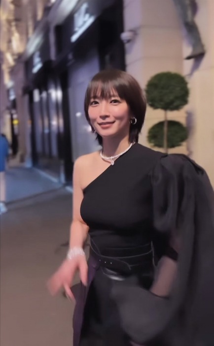 吉岡里帆が胸を強調
