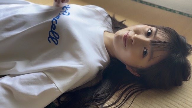 小川彩の仰向けの乳