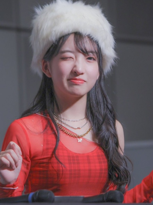 山口結愛が爆乳を強調