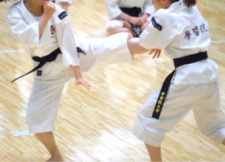 少林寺拳法をしている女子高生