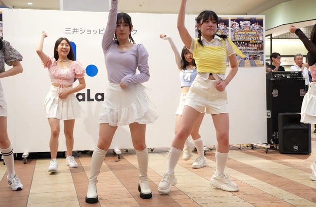 静岡の女子高生がダンスしている