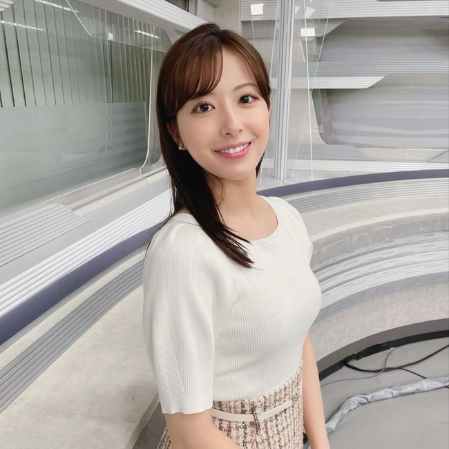  田原萌々アナが胸を強調