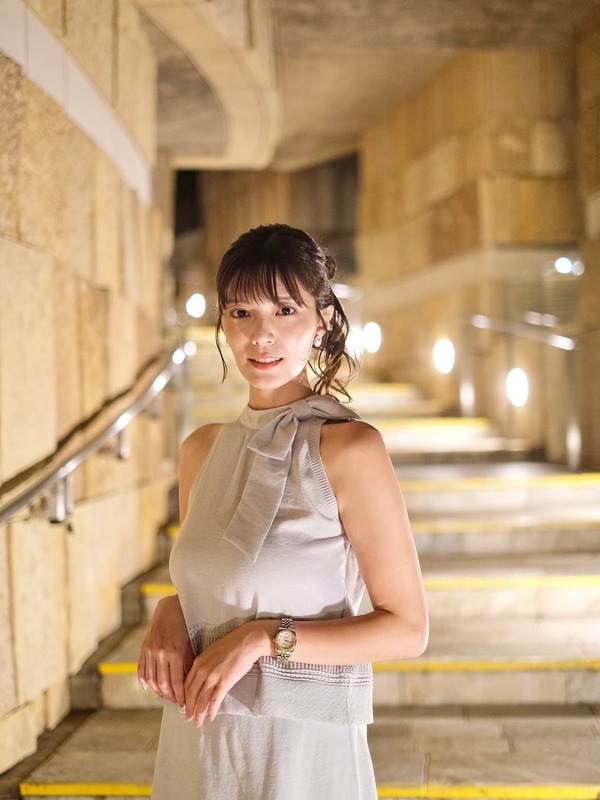三谷紬アナが巨乳を強調