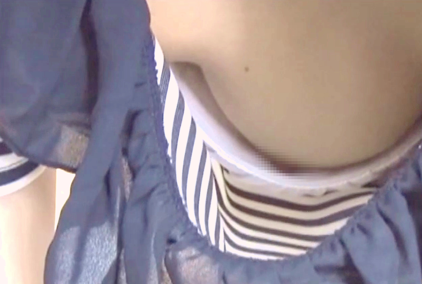 胸チラ2連発! 胸元がゆるいアパレル店員さんの胸チラ乳首チラ(GIFあり) : 芸能エログ アイコラ・オナネタ画像・GIF・AV等