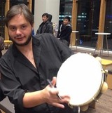 パンデイロを手にポーズ頂きました。