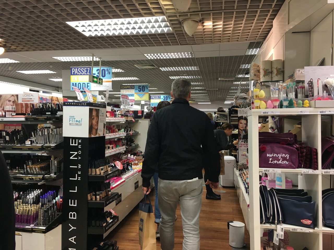 ムーランルージュグッズ専門店 モノプリックス ムーランルージュ 夜の地下鉄 旅行記