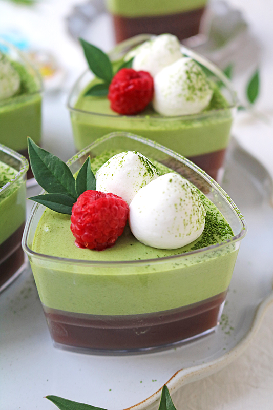 大きな茶色ステッチリボンと抹茶色の苺のピアス♡和菓子 抹茶とあんこをイメージして 大きな茶色ステッチリボンと抹茶色の苺のピアス♡和菓子 抹茶とあんこ