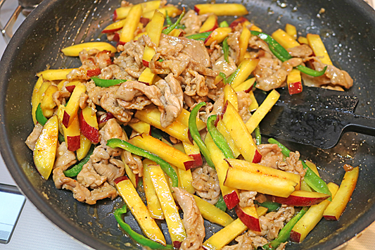 豚肉のさつまいも炒め7553