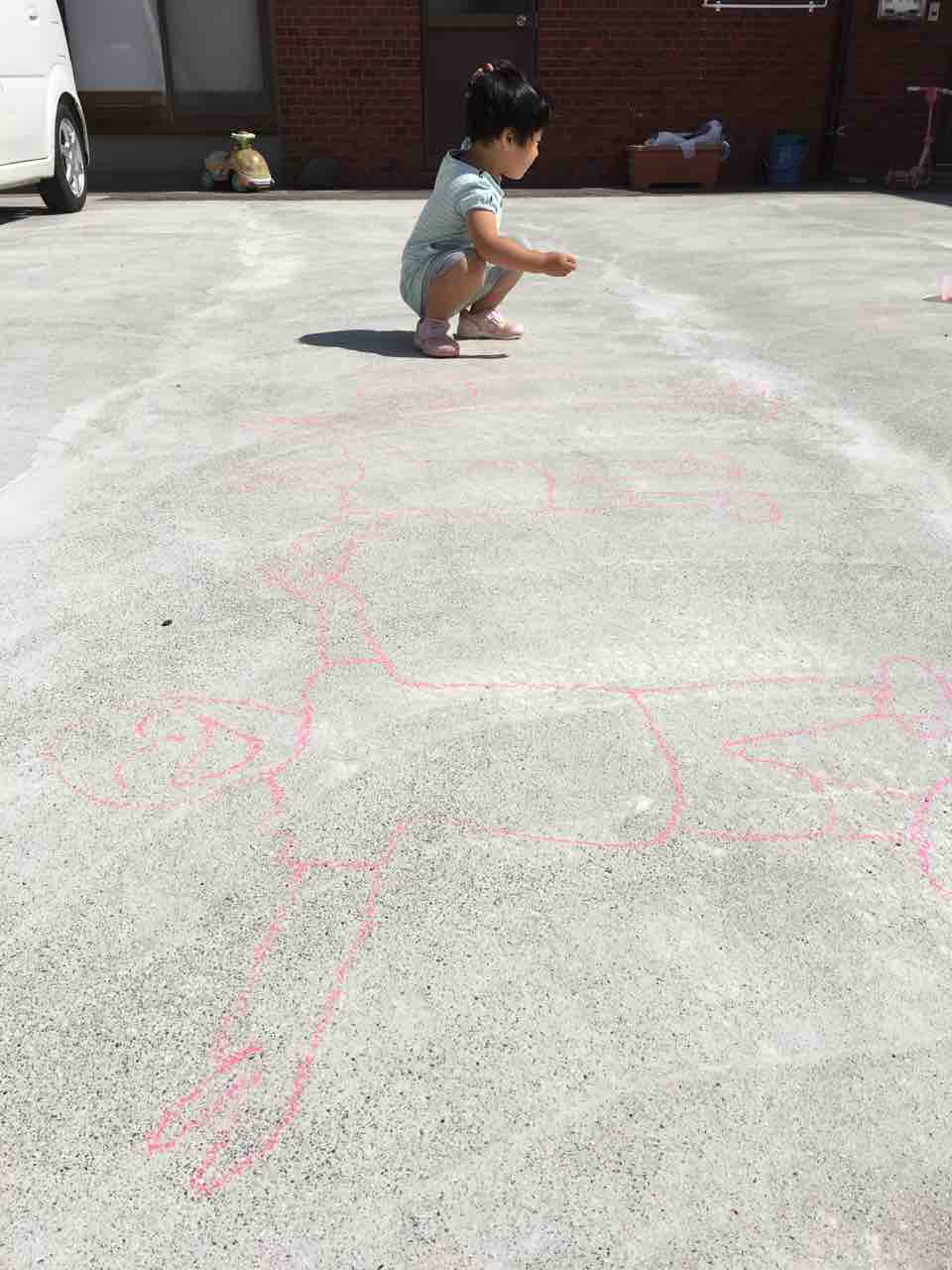 幼児との遊び方 晴れの日はチョークで地面にお絵描き 子どもとの遊び場情報と写真 高知県