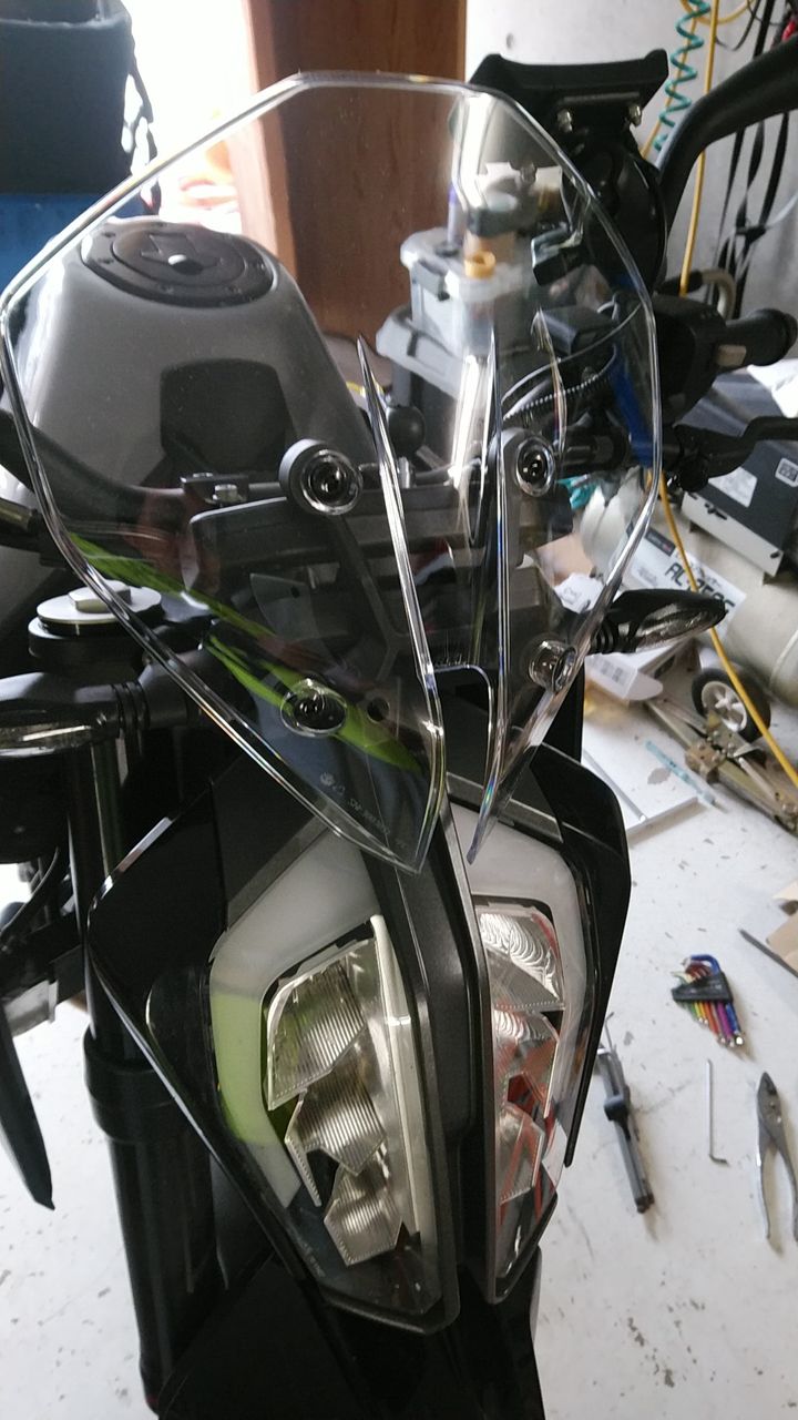 790DUKEへのスクリーン取り付け（パワーパーツのウィンド