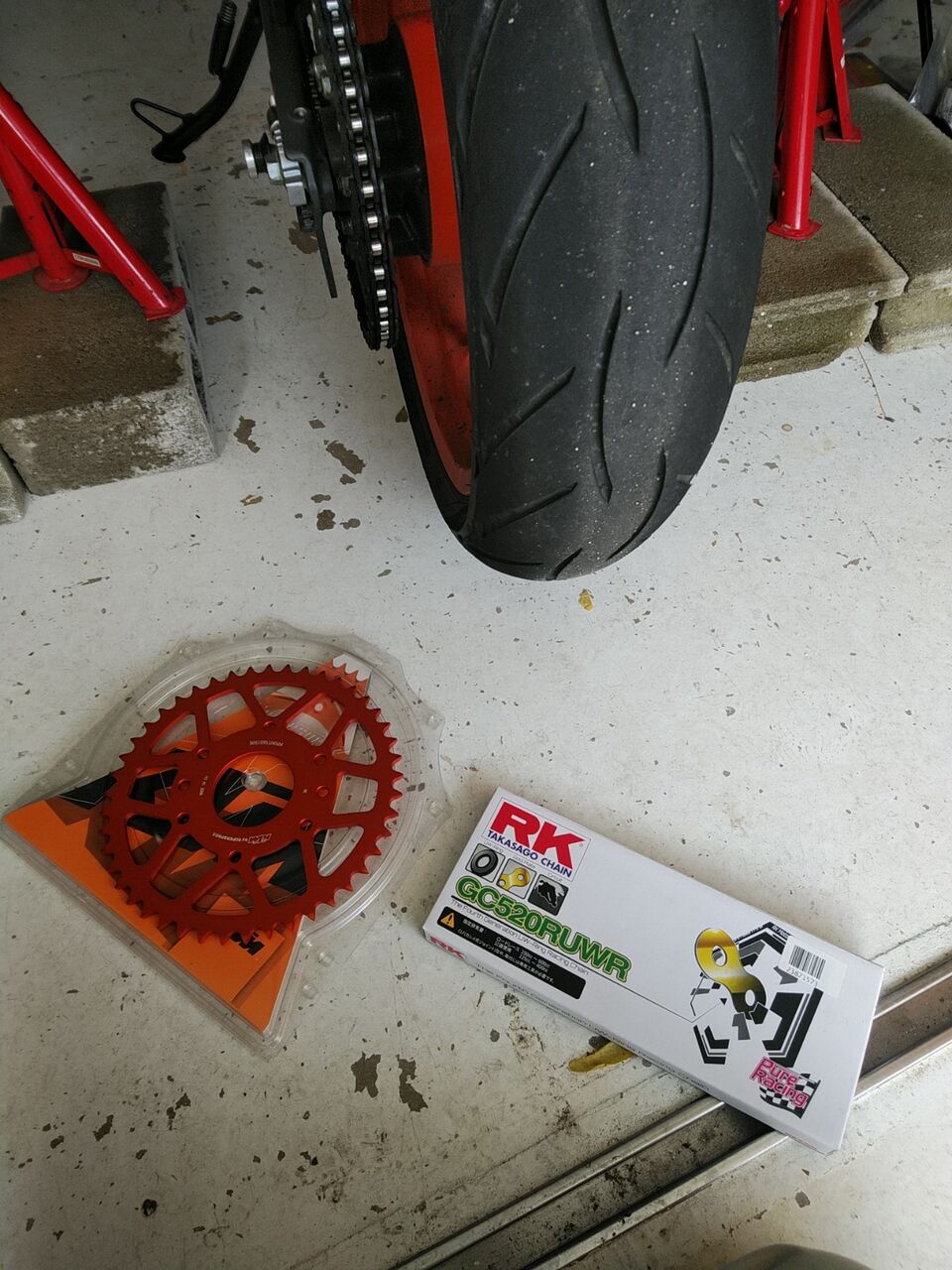 390DUKEのリアスプロケット(Power parts 9051095104504)と 390DUKEのリアスプロケット(Power parts 9051095104504)と