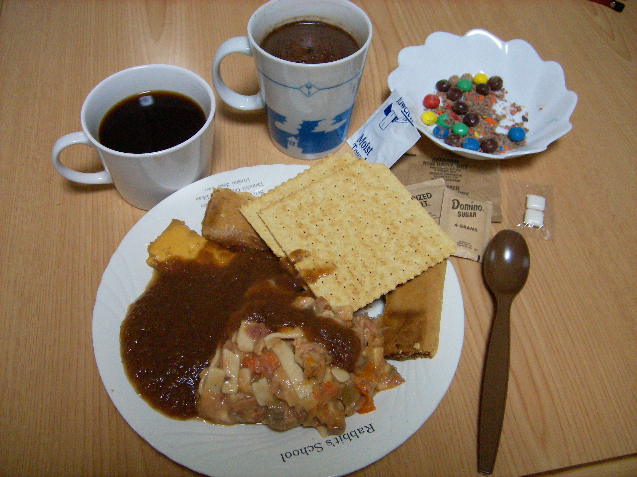 米軍 携帯食料レーションを食う 青い空に白い雲