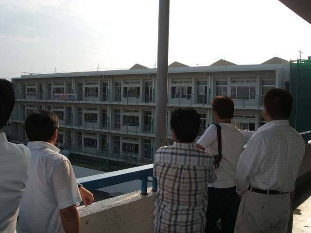 2008年頃の18期生の見学会 旧校舎3階からの新校舎