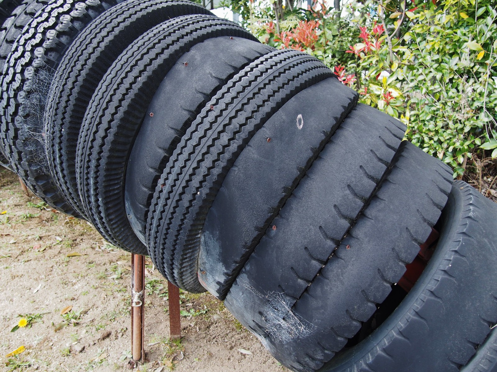 愛知 タイヤでできた恐竜がいるよ 横浜ゴム新城工場 ｂｑ B Spot Explorer Powered By ライブドアブログ