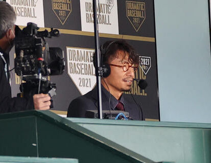 放送席の鳥谷さん