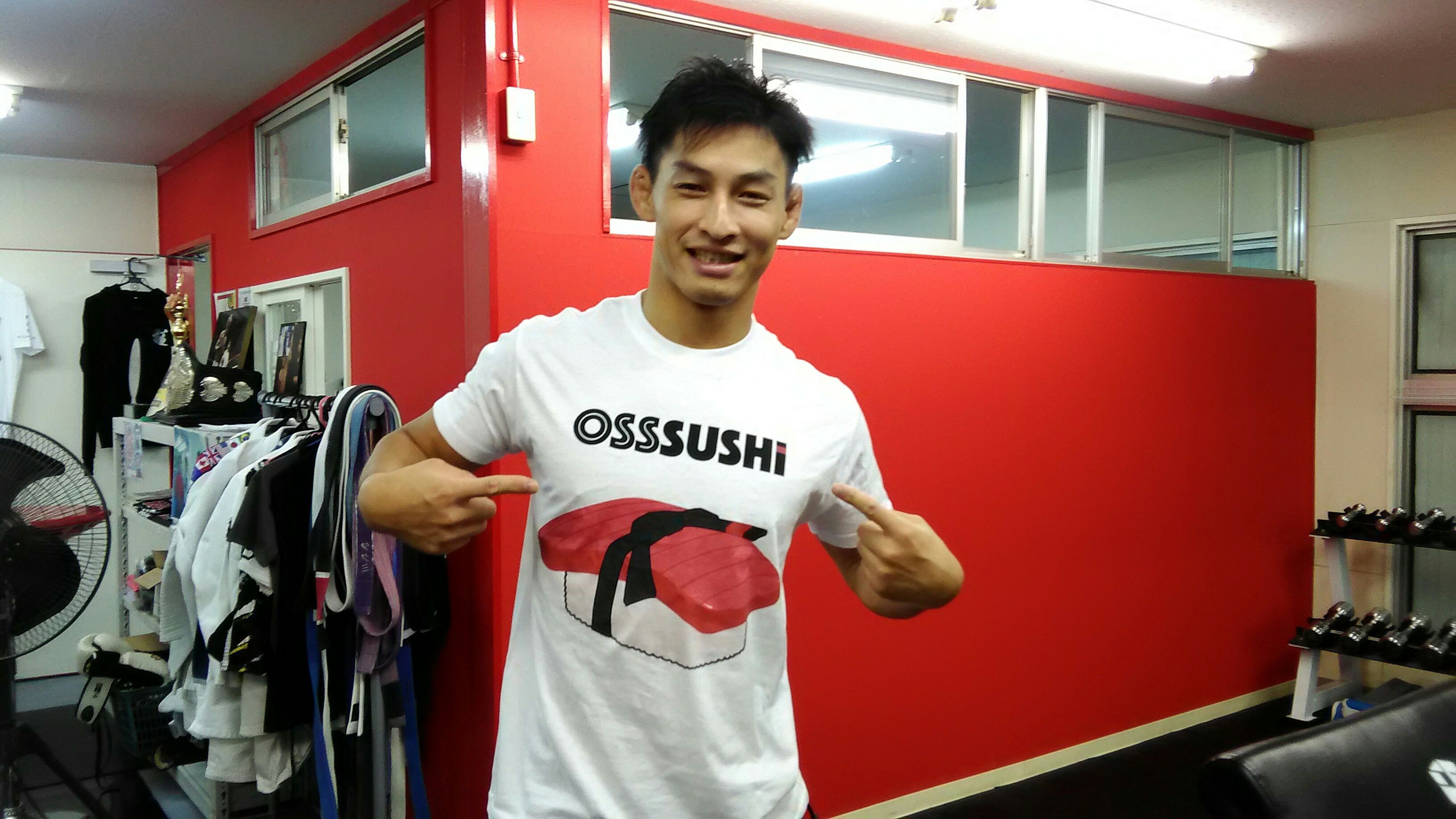ツーブロックイケメンと押忍死tシャツ パラエストラ大阪ブログ
