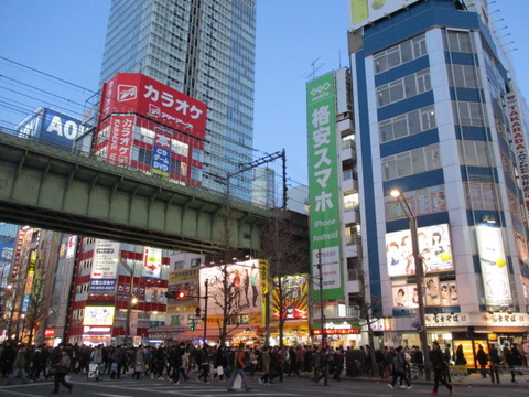 10秋葉原駅前