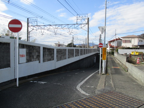 27線路沿いへ