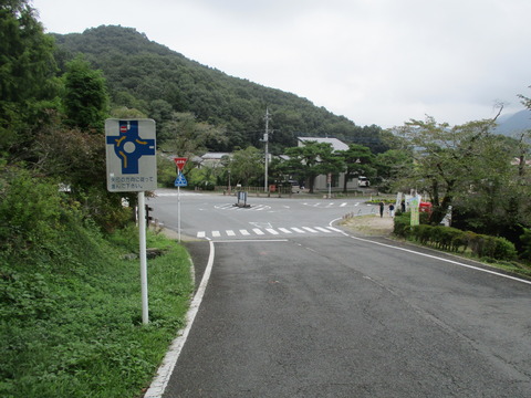 22宝登山神社前