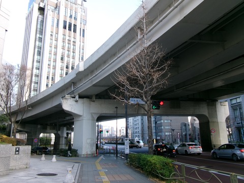 128西新宿三丁目交差点