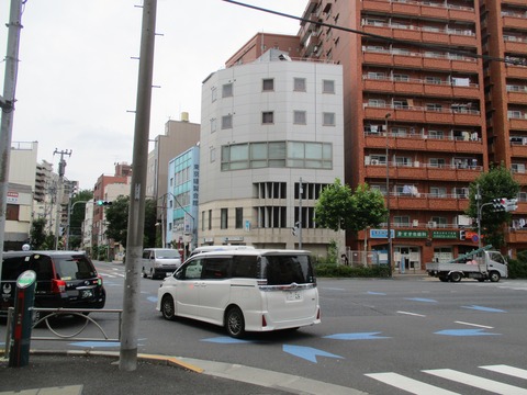 152再度入谷駅の交差点