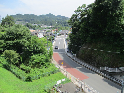 260トンネルの上から