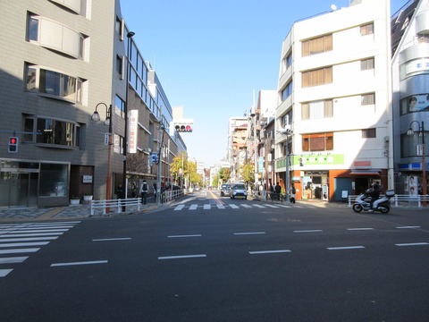 180地下鉄早稲田駅前交差点2