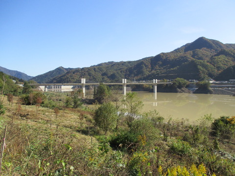 47遠くに八ッ場大橋