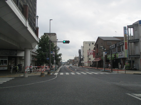 03駅前の通り