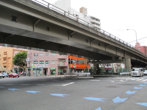 30鶯谷駅前交差点