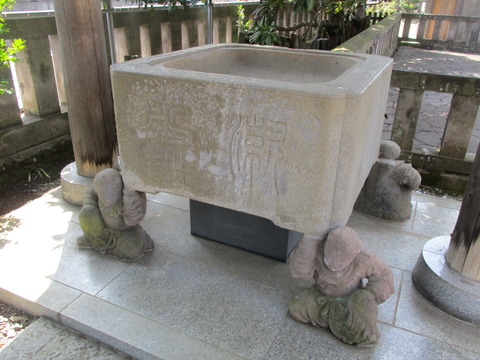 80唐子手水鉢2