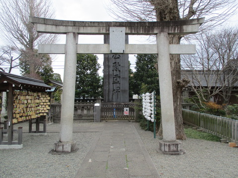 135慰霊碑1