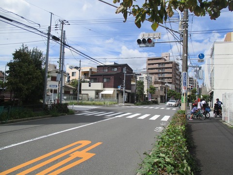 102下馬通り入口交差点