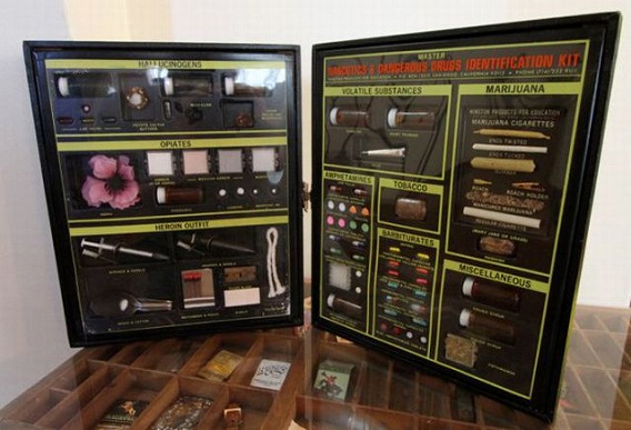 a_drug_kit_from_the_1960s_640_01