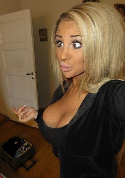 swedish_blonde_has_a_dozen_plastic_surgeries_640_07