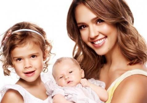 jessica-alba-and-daughters_477x333