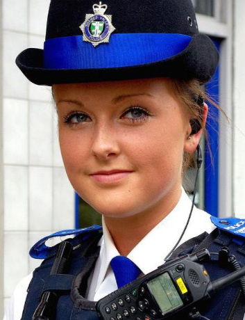 pretty_policewomen_640_33