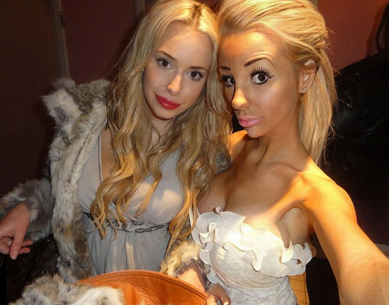swedish_blonde_has_a_dozen_plastic_surgeries_640_16