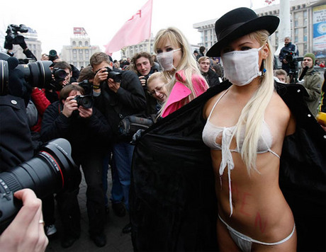 FEMEN-protest2