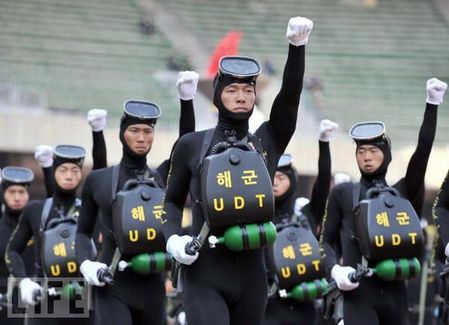 crazy_military_parades_03