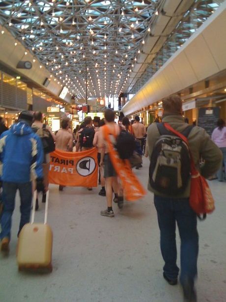 airport_flash_mob_19