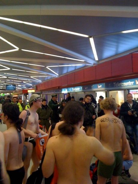 airport_flash_mob_25