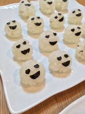 デコ弁ニコニコおにぎり 1個あたりのご飯の量は少なめ 料理したことないolが料理できるようになるまでの軌跡