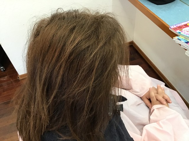 セルフの白髪染め毛は簡単にビビリ毛となります Hair Room Pastelの縮毛矯正の現場日記 セルフの白髪染め毛は簡単にビビリ毛となります Hair Room Pastelの縮毛矯正の現場日記