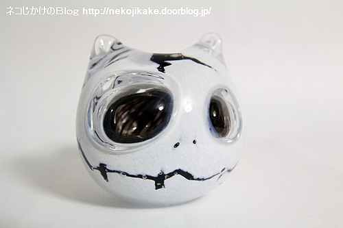 ガラスの猫のオブジェ。