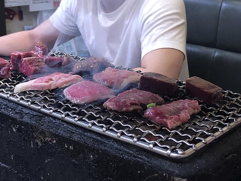 やく~