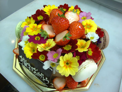 生のお花とマカロンのケーキ 誕生日 記念日用にオーダーできるデコレーションケーキ