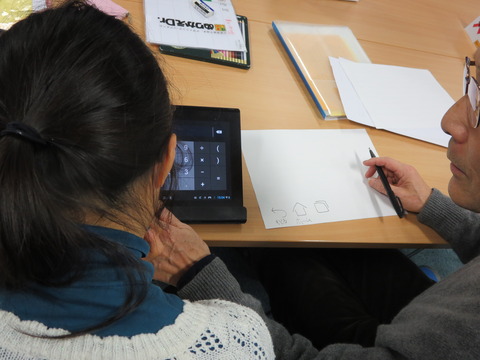 弱視の方の学習支援をしています。