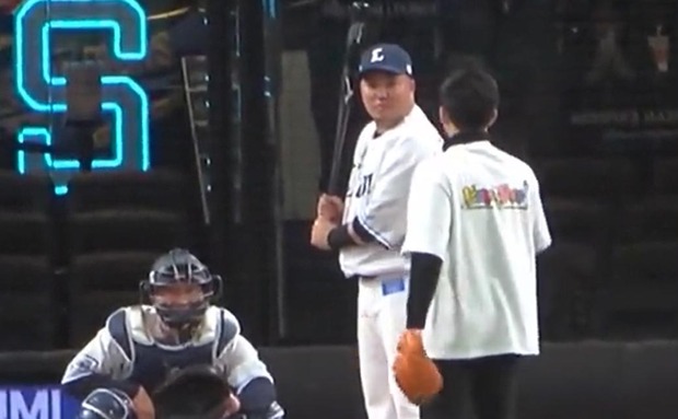 【悲報】杉谷拳士さん、始球式で無視されるwww