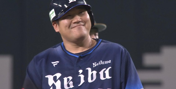 中村剛也(40)、まさかの盗塁成功で満面の笑み